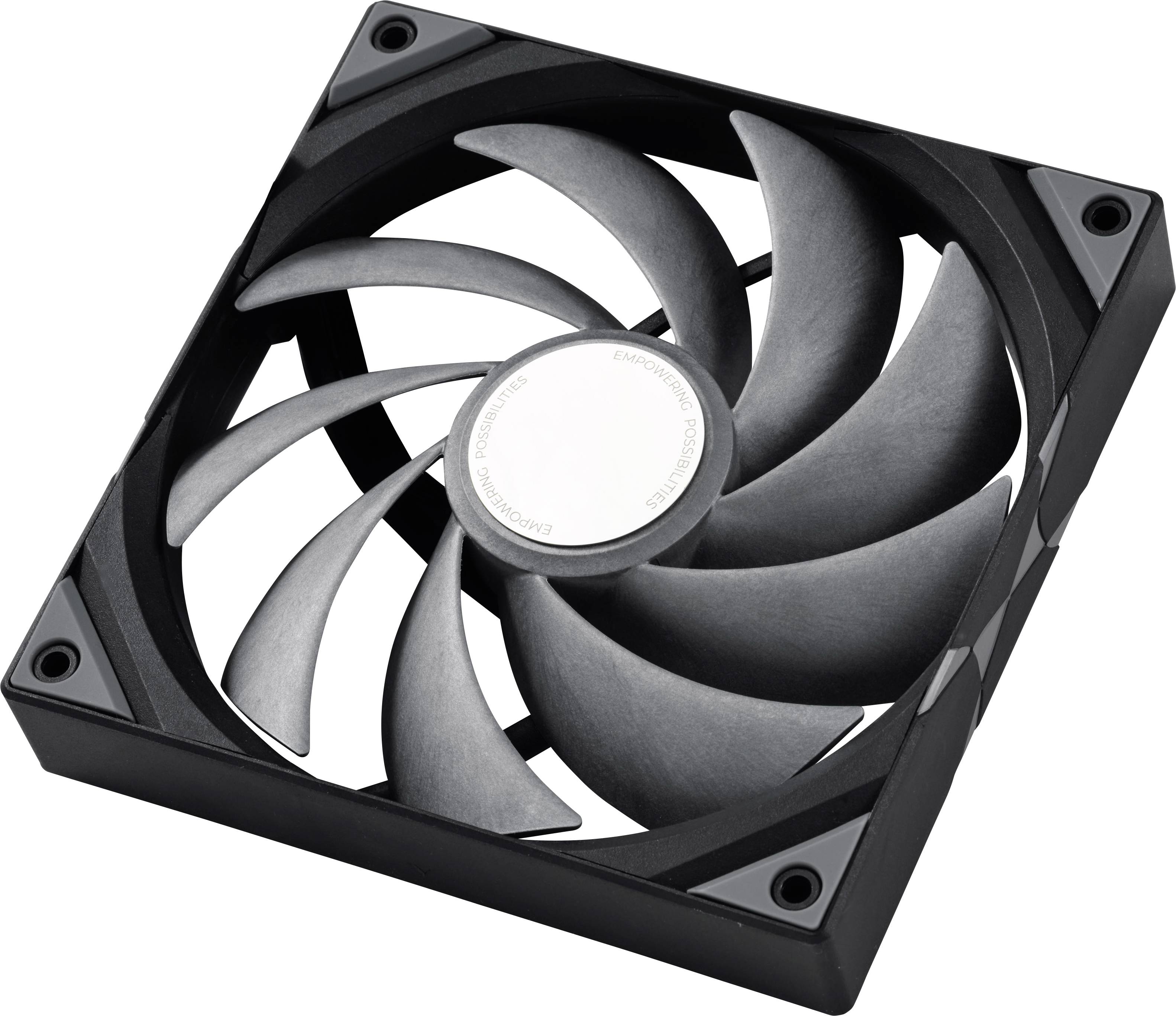 Černý počítačový ventilátor s několika lopatkami umístěnými v čtvercovém rámu, určený pro chlazení.