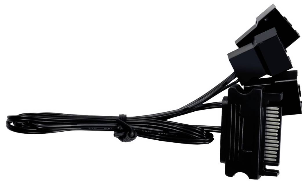 Černý napájecí kabel SATA s několika konektory, používaný pro připojení počítačových komponentů ke zdroji napájení.