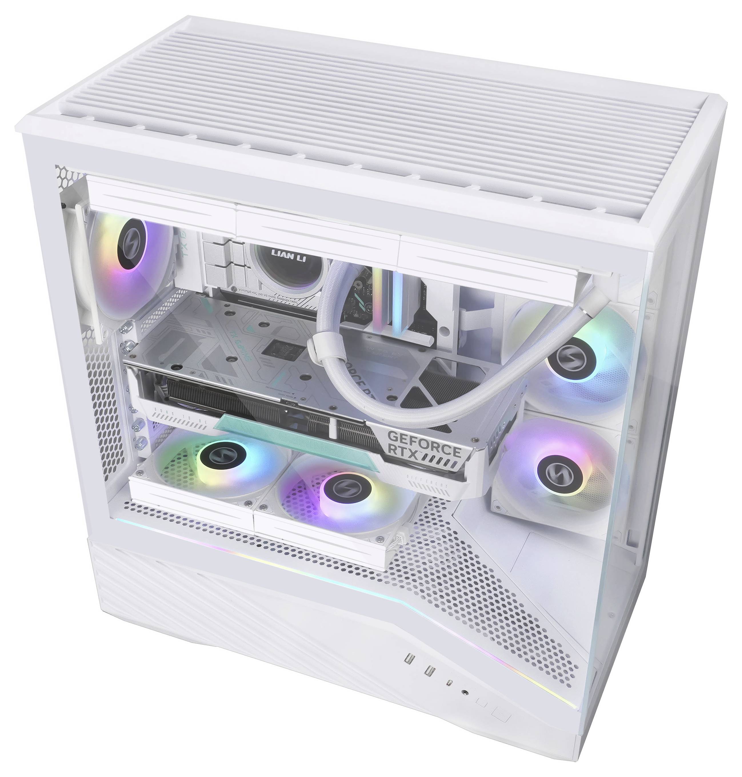 Bílá herní PC věž s průhledným bočním panelem. Uvnitř jsou RGB podsvícené chladicí ventilátory a grafická karta 'GeForce RTX'.