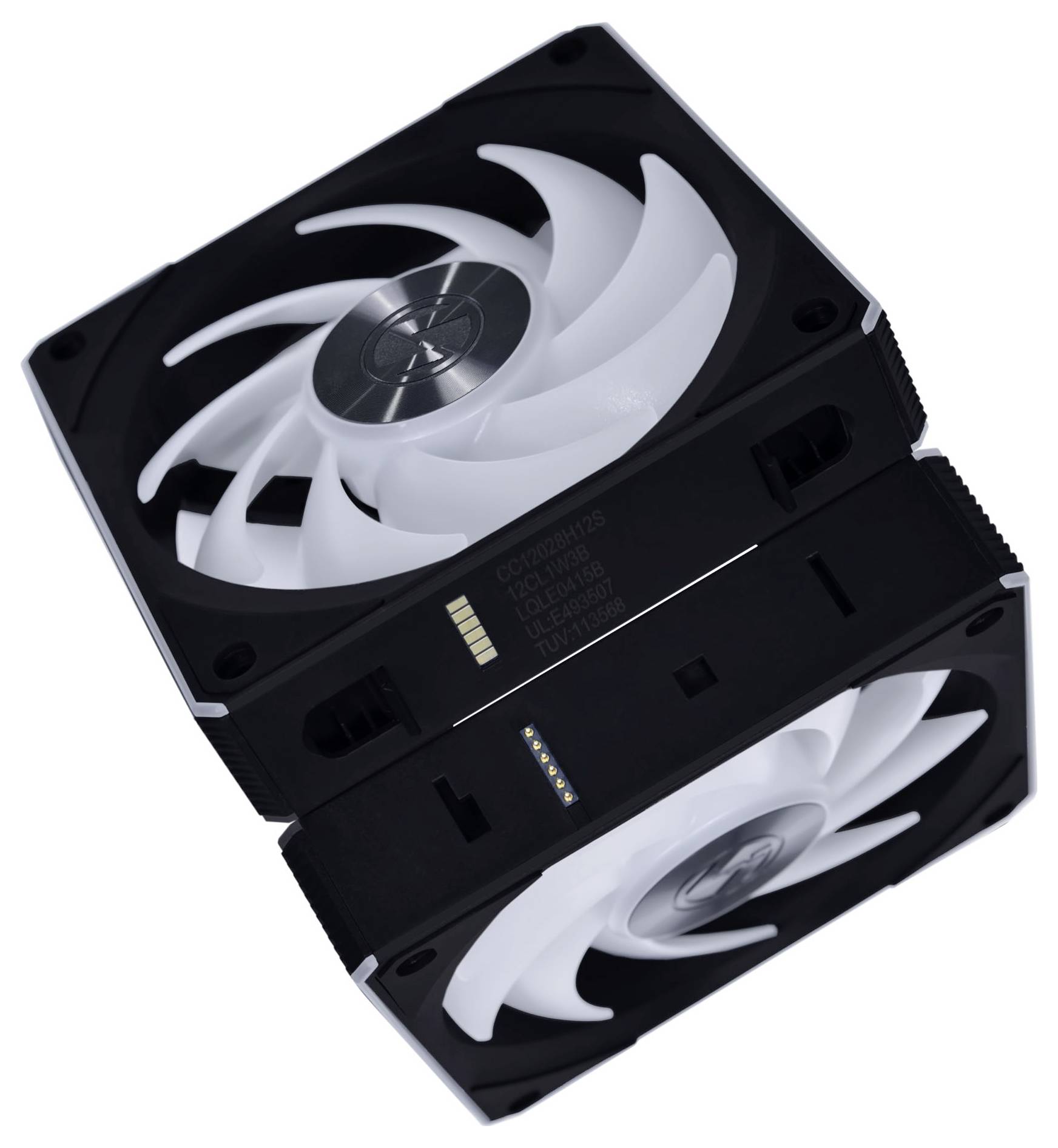 Dva bílé počítačové chladicí ventilátory umístěné ve vrstvené, vzájemně propojené poloze, ukazující jejich lopatky a konektory pro efektivní proudění vzduchu.