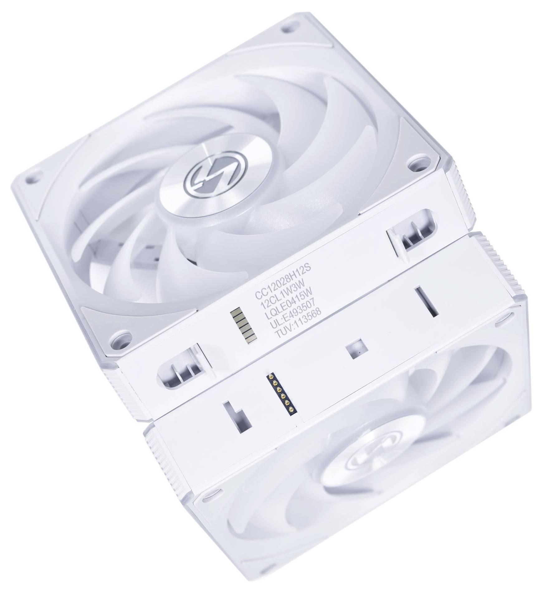 Dva bílé počítačové chladicí ventilátory umístěné na sobě, s centrálním logem a viditelnými bočními značkami, zobrazené z úhlopříčného pohledu zdůrazňujícího design.