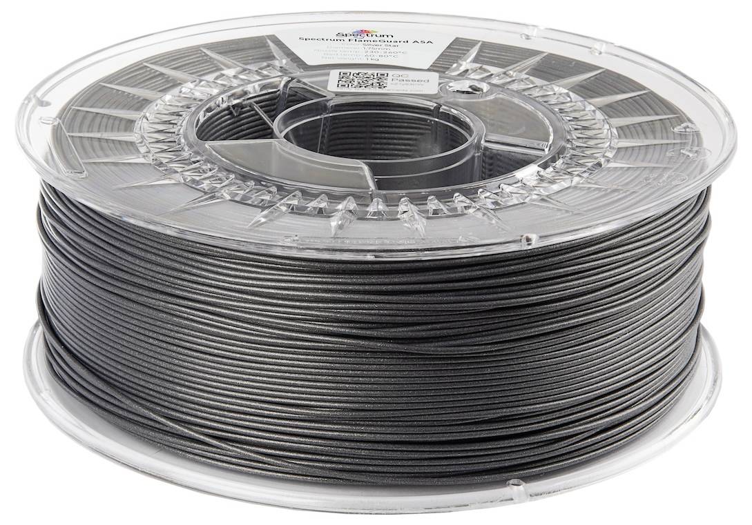 Průhledná cívka kovově šedého 3D tiskového filamentu, pečlivě navinutá a označená technickými specifikacemi na centrálním středu cívky.
