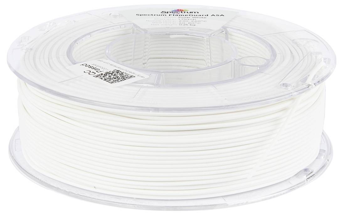 Cívka bílého 3D tiskového filamentu označená 'Spectrum Filaments Premium PLA', pečlivě smotaná v průhledném obalu.