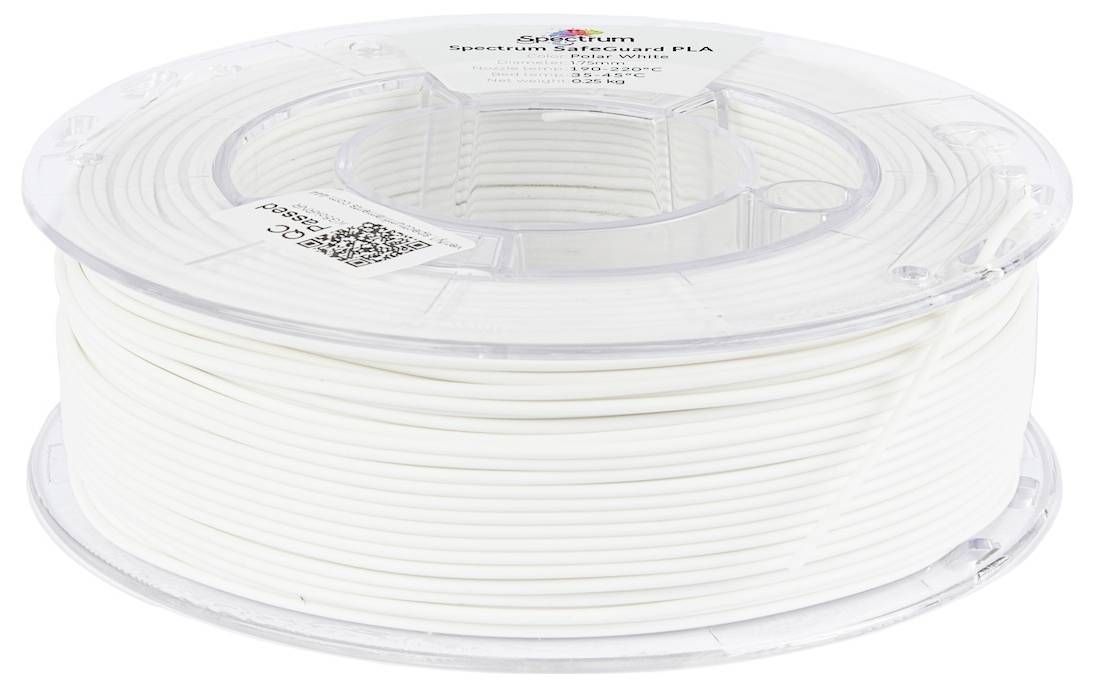 Cívka bílého 3D tiskového filamentu označená štítkem "Spectrum Universal PLA". Filament je pečlivě svinut do kruhu uvnitř průhledného plastového obalu.