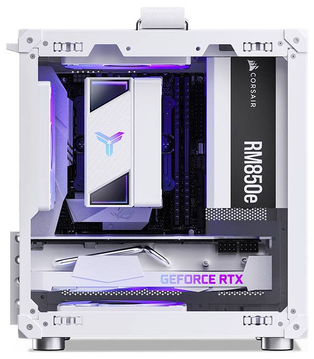 Bílý počítačový kryt zobrazující vnitřní komponenty, včetně grafické karty označené 'GEFORCE RTX' a napájecího zdroje označeného 'RM850e'.