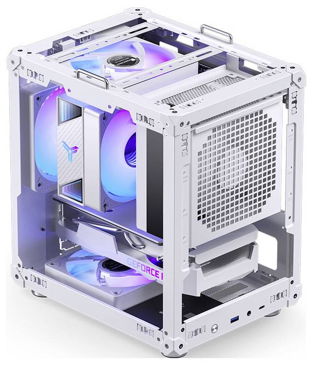 Bílá herní PC skříň s RGB osvětlením je vybavena grafickou kartou GeForce a viditelnými chladicími ventilátory.
