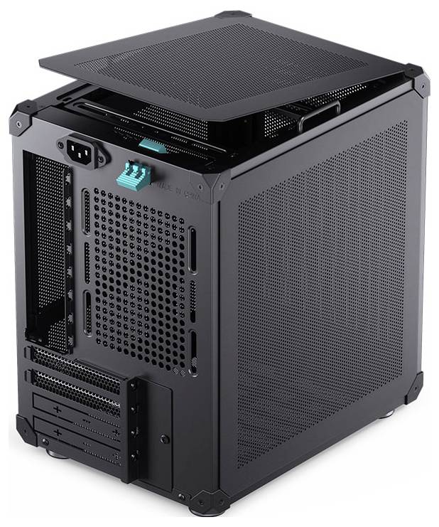 Černý počítačový kryt z kovu s děrovaným designem pro větrání. Boční panel je sundán a horní panel je otevřený, odhalující vnitřní prostor počítače.