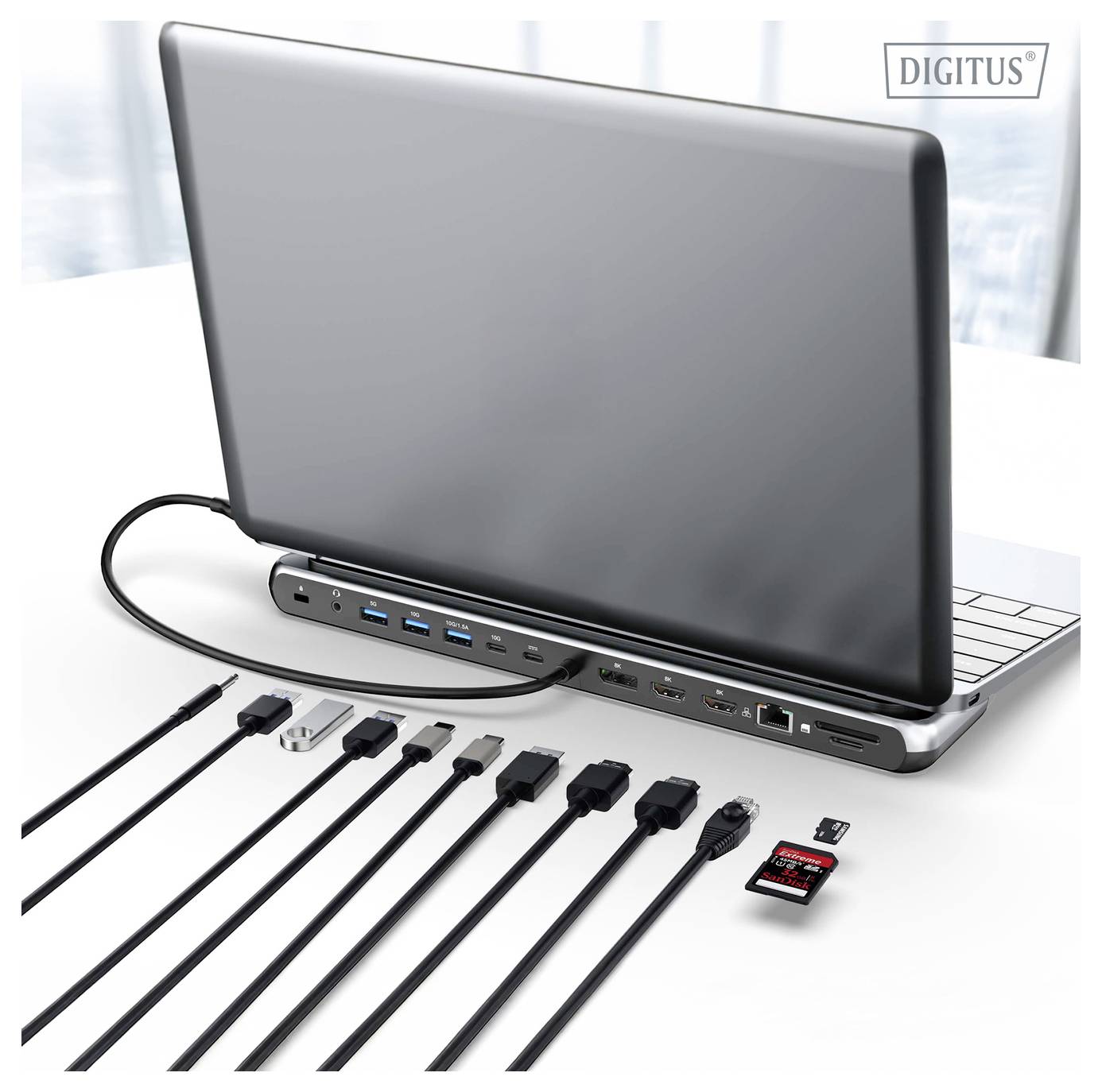 Notebook zobrazený s multifunkční dokovací stanicí, která je vybavena několika porty pro USB, HDMI, Ethernet a čtečky karet.