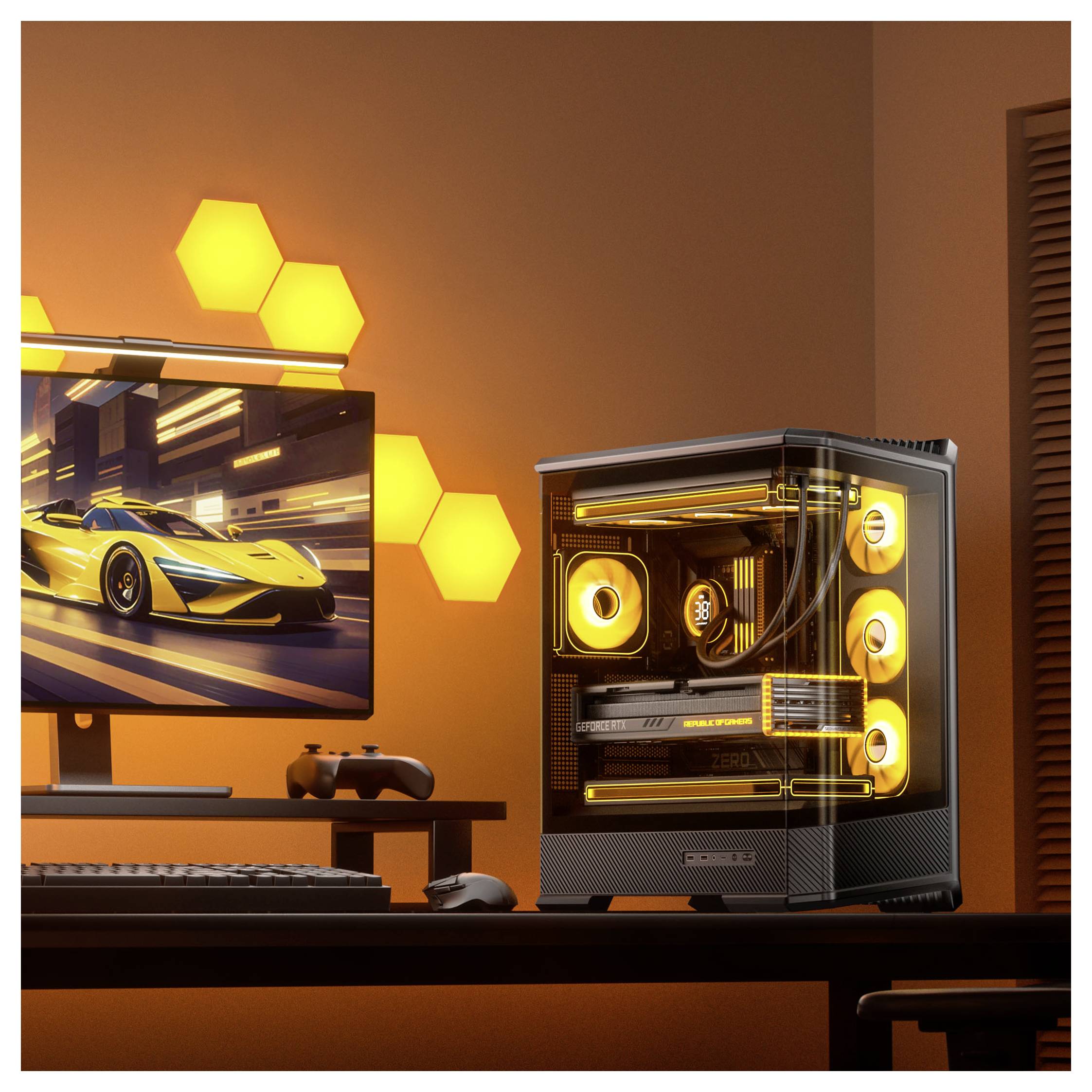 Herní sestava s PC věží a monitorem s oranžovým osvětlením. Monitor zobrazuje automobilový závodní herní titul. Jasná šestiúhelníková nástěnná světla dotváří atmosféru.