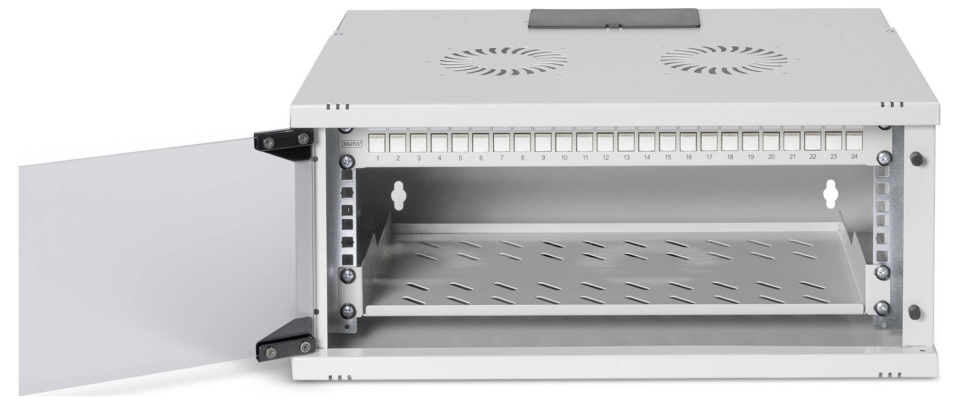 Bílý síťový patch panel umístěný v racku s otevřenými dvířkami, který odhaluje prázdné sloty pro kabely a větrací panel nahoře.