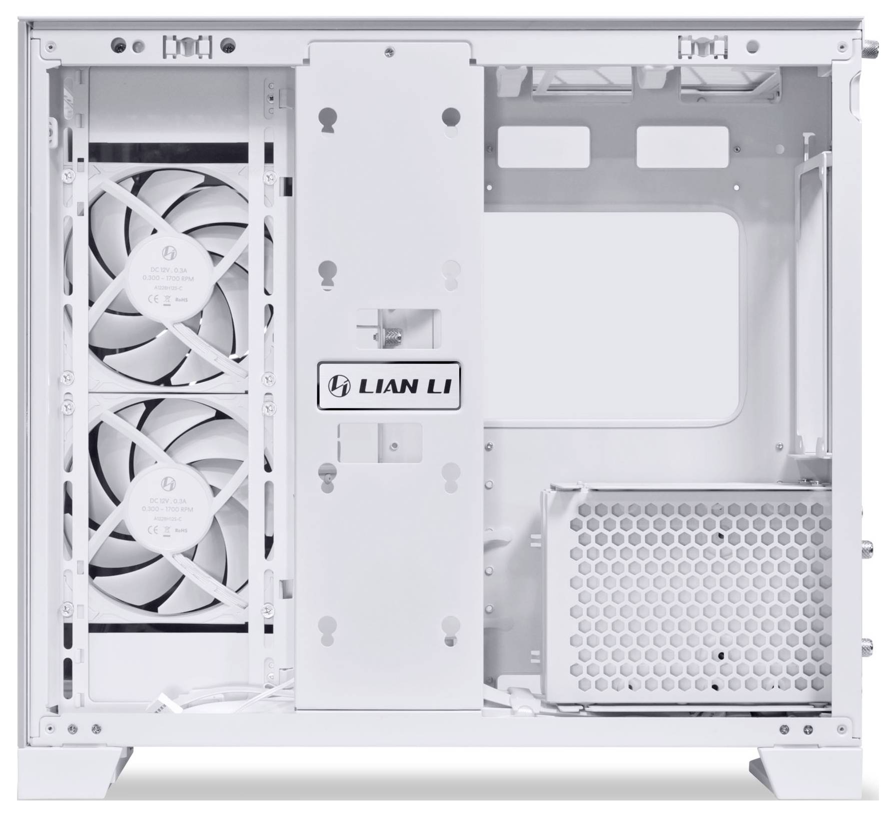 Bílý počítačový case s logem Lian Li, s viditelnými chladicími ventilátory vpředu vlevo a prostorem pro napájecí zdroj v pravém dolním rohu.