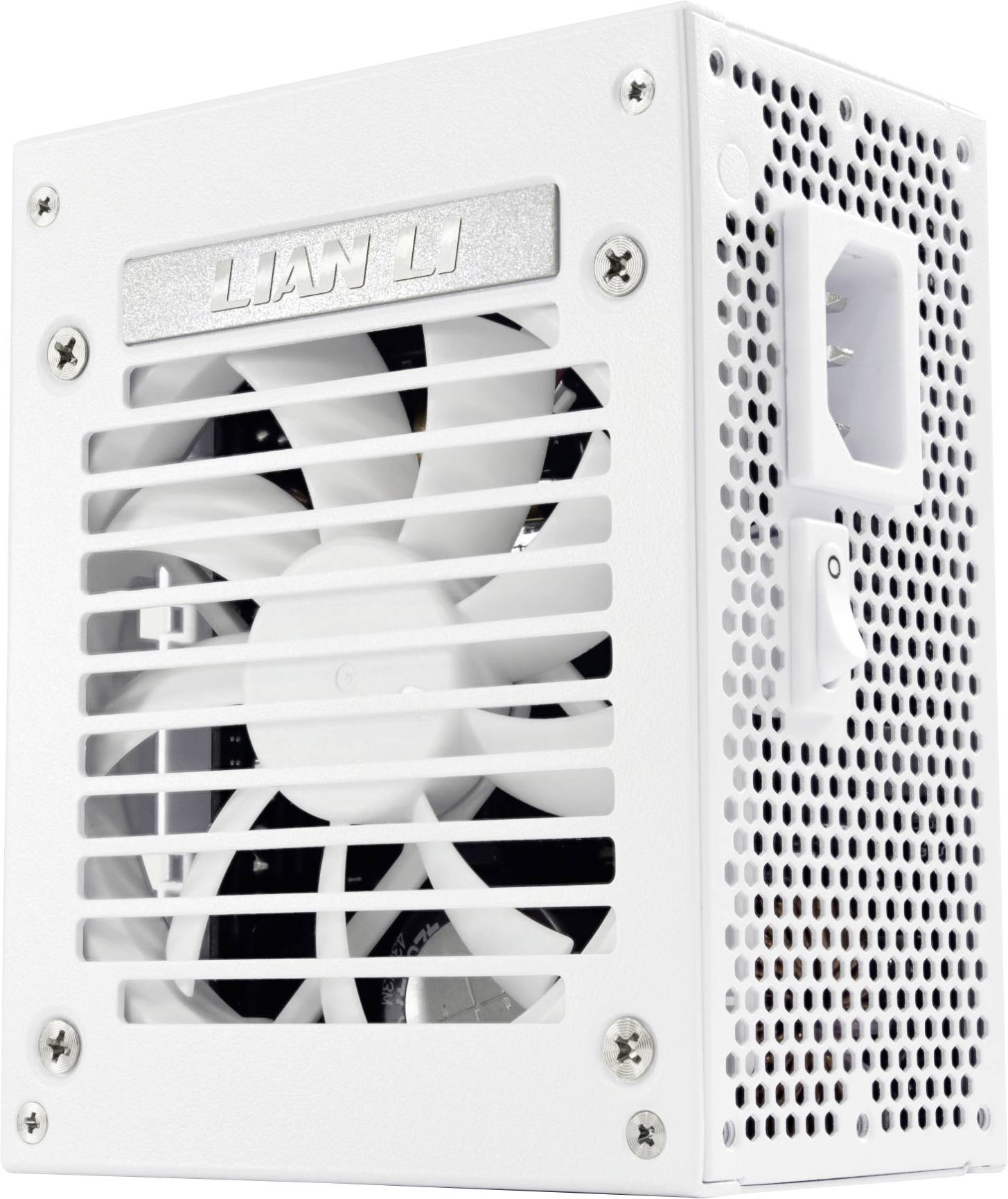 Bílý napájecí zdroj počítače (PSU) s ventilátorem, větracími otvory a spínačem, na horní straně označený značkou 'Lian Li'.