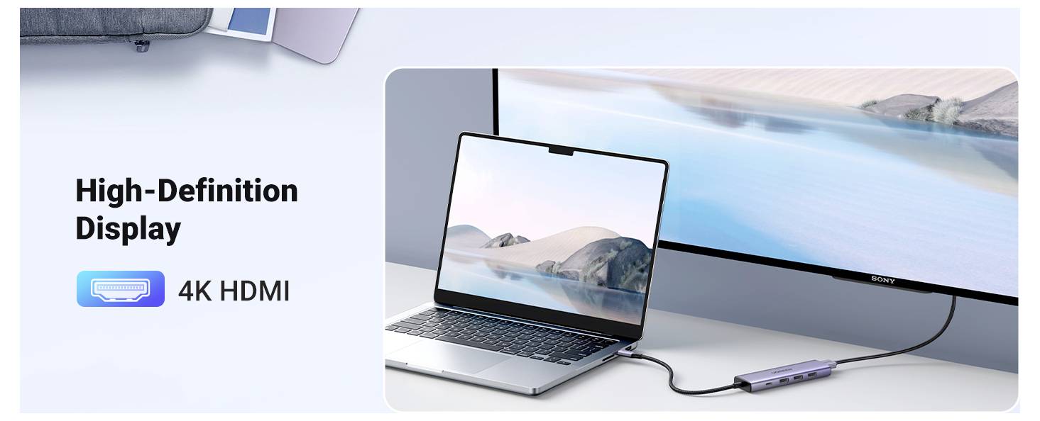 Laptop připojený k velkému monitoru pomocí 4K HDMI kabelu, zobrazující vysoce kvalitní displej. Text čte „Vysoce kvalitní displej".