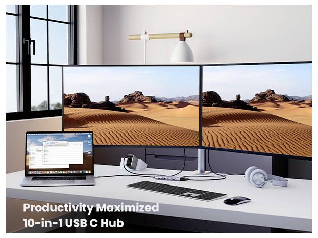 "Maximalizovaná produktivita 10-v-1 USB C Rozbočovač" na bílém stole s připojeným notebookem ke dvěma monitorům, klávesnici a sluchátkům.