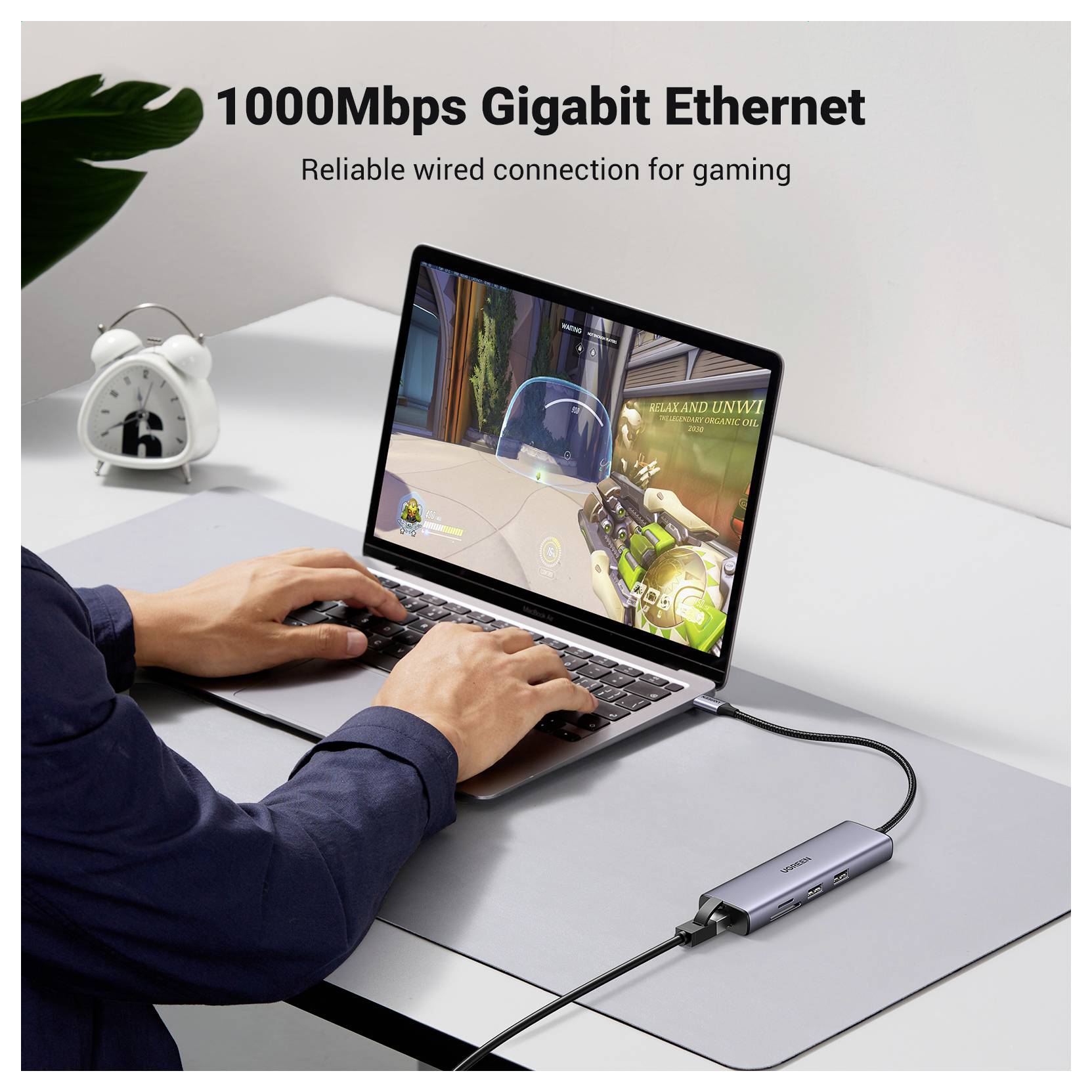 Osoba používá notebook připojený k ethernetovému kabelu a hraje hru. Text říká '1000Mbps gigabitový Ethernet' a 'Spolehlivé drátové připojení pro hraní her'.