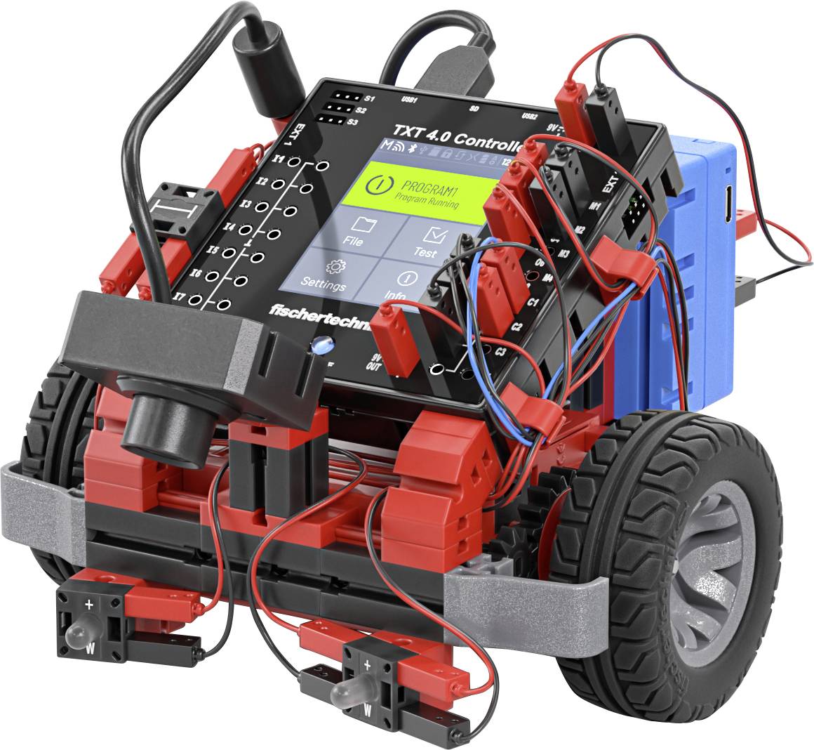 Robotické vozidlo s ovládacím panelem s obrazovkou označenou 'TXT 4.0', připojené k různým kabelům a senzorům, umístěné na kolech.