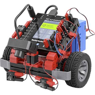 Robotické vozidlo s ovládacím panelem s obrazovkou označenou 'TXT 4.0', připojené k různým kabelům a senzorům, umístěné na kolech.