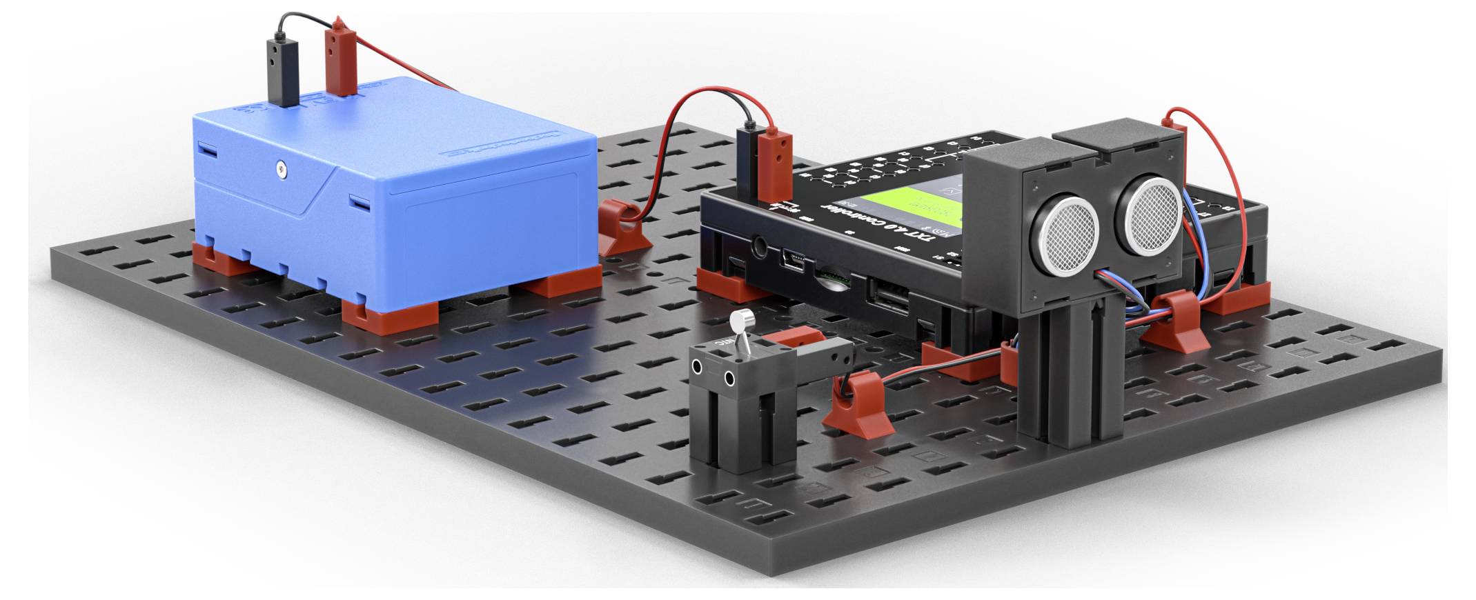 Robotická stavebnice instalovaná na černé perforované desce, obsahující modrý bateriový pack, senzory a vodiče, znázorňující elektronickou sestavu.