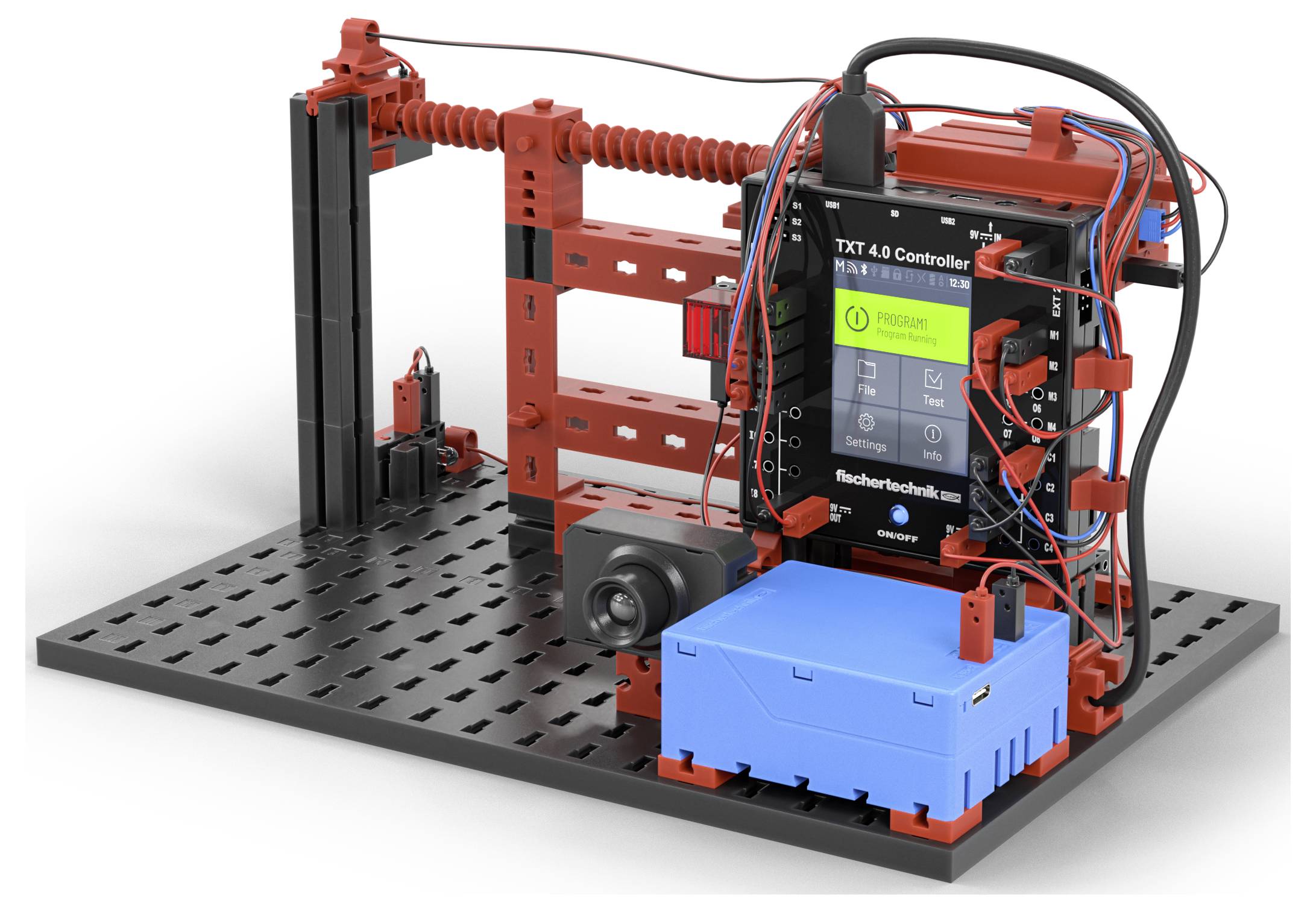 Robotická montáž s TXT 4.0 kontrolérem, elektrickým zapojením a mechanickými komponenty na perforované základně, používaná pro automatizační projekty.