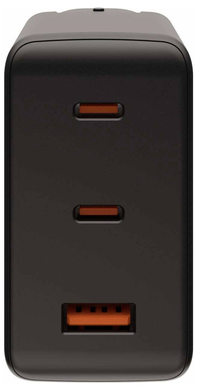 Černá nástěnná nabíječka se dvěma USB-C porty a jedním USB-A portem, určená pro současné nabíjení několika zařízení.