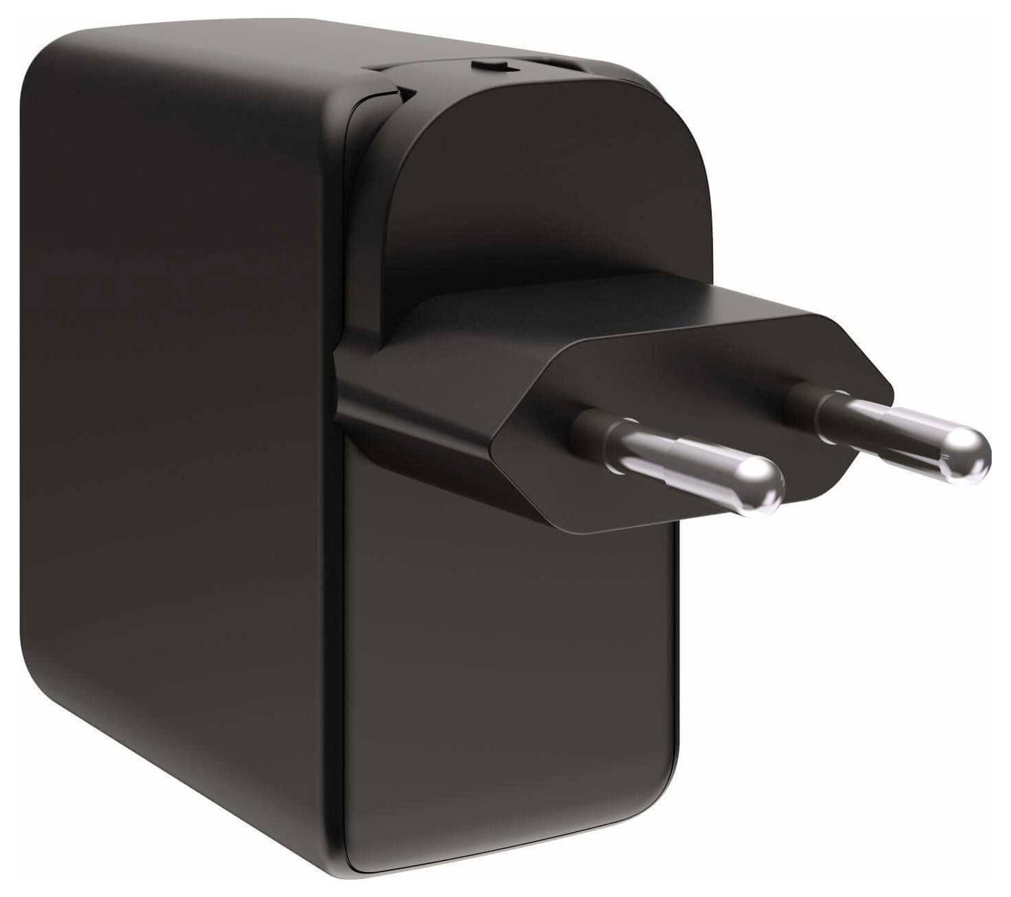 Černá dvoupólová nástěnná nabíječka s USB portem, určená pro elektronická zařízení, zobrazená v úhlovém pohledu.