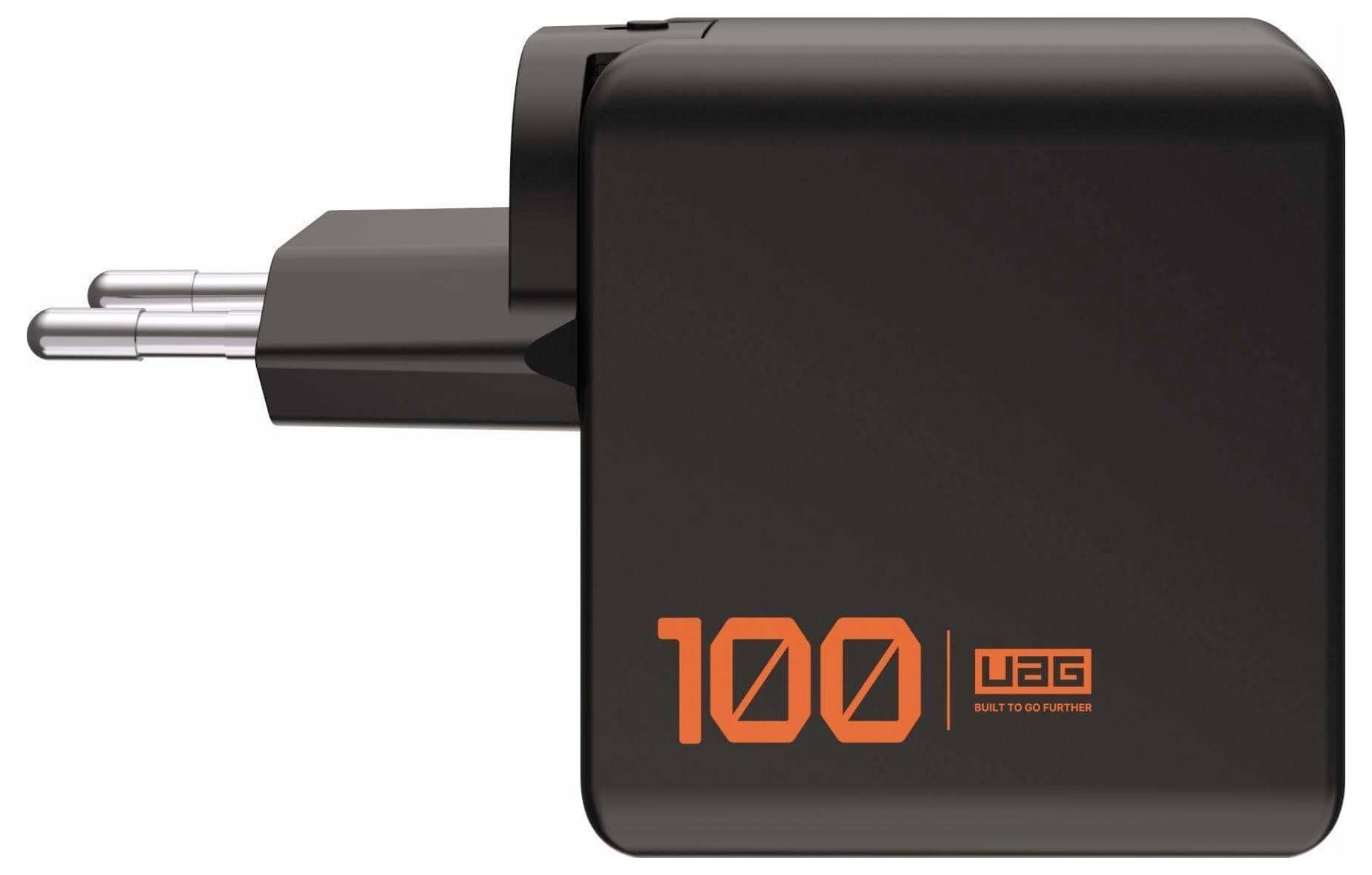 Černá nabíječka UAG 100W s evropskými síťovými zástrčkami je zobrazena s textem „100 UAG Vytvořeno pro větší výkon" v oranžové barvě.