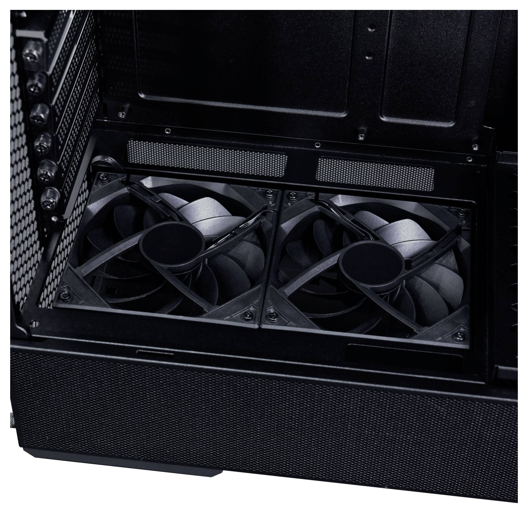 Detailní záběr dvou černých chladicích ventilátorů namontovaných ve spodní části počítačové skříně, navržených pro zlepšení proudění vzduchu a chladicí účinnosti.