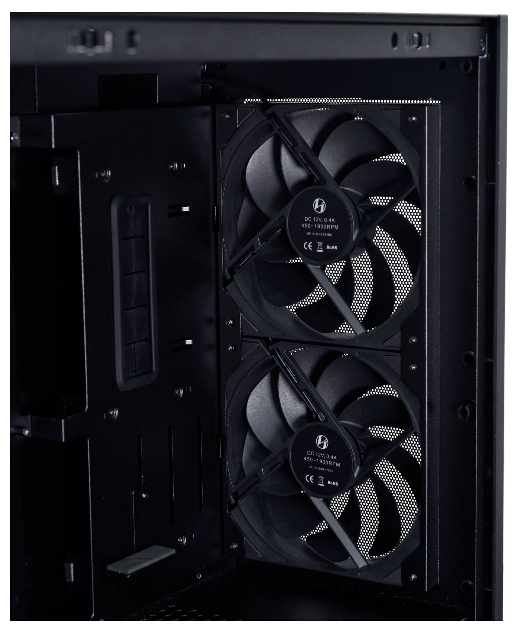 Pohled dovnitř počítačové skříně, kde jsou namontovány dva černé chladicí ventilátory ve svislé poloze. Tyto ventilátory jsou navrženy ke zlepšení proudění vzduchu uvnitř skříně.