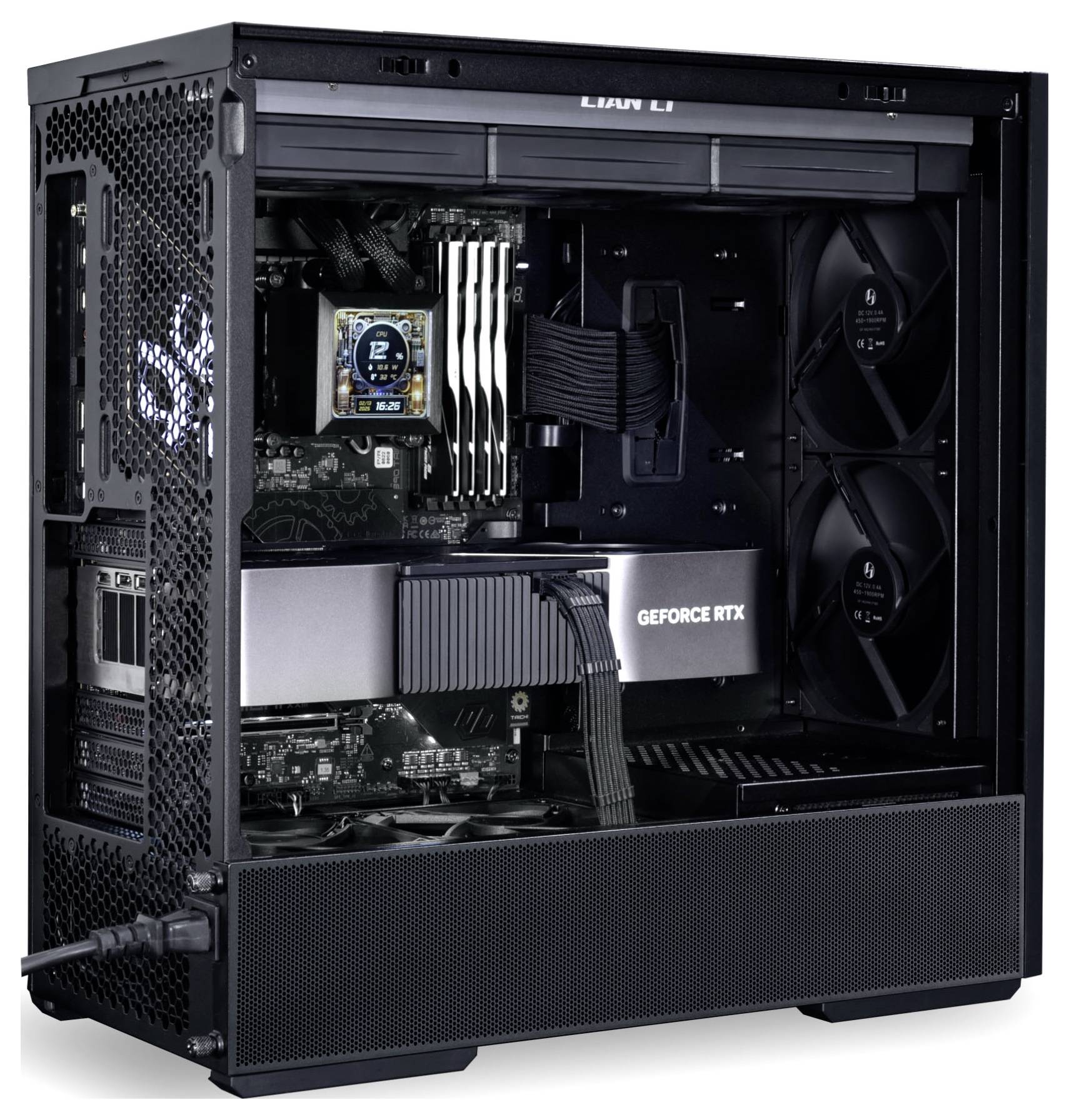 Černá věž stolního počítače s viditelnými vnitřními komponenty, včetně grafické karty 'GeForce RTX', chladicích ventilátorů a organizace kabeláže.