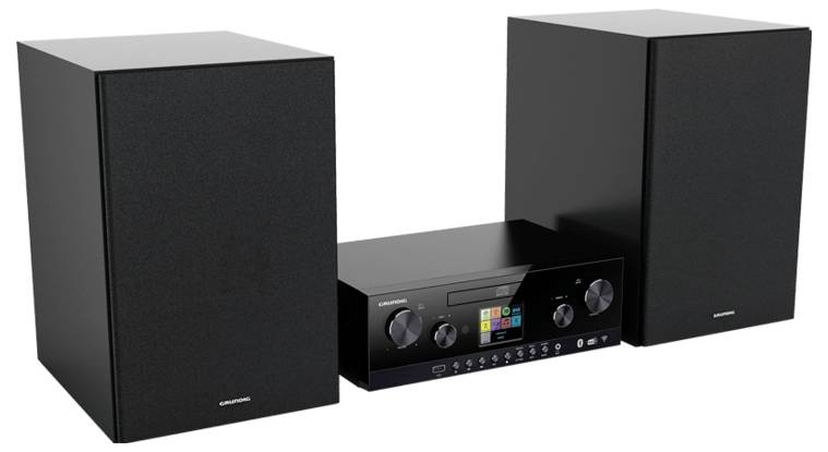 Černý audiosystém se stereo reproduktory s dvěma vysokými reproduktory umístěnými po stranách centrální ovládací jednotky, vybavený barevným digitálním displejem.