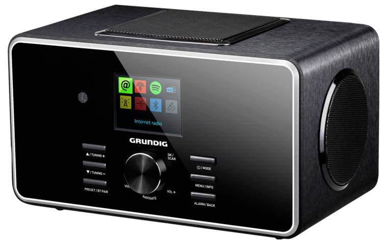 Moderní černý radiopřijímač Grundig s digitálním displejem zobrazujícím ikony, ovládacími knoflíky pro ladění a hlasitost a několika tlačítky pod nimi.