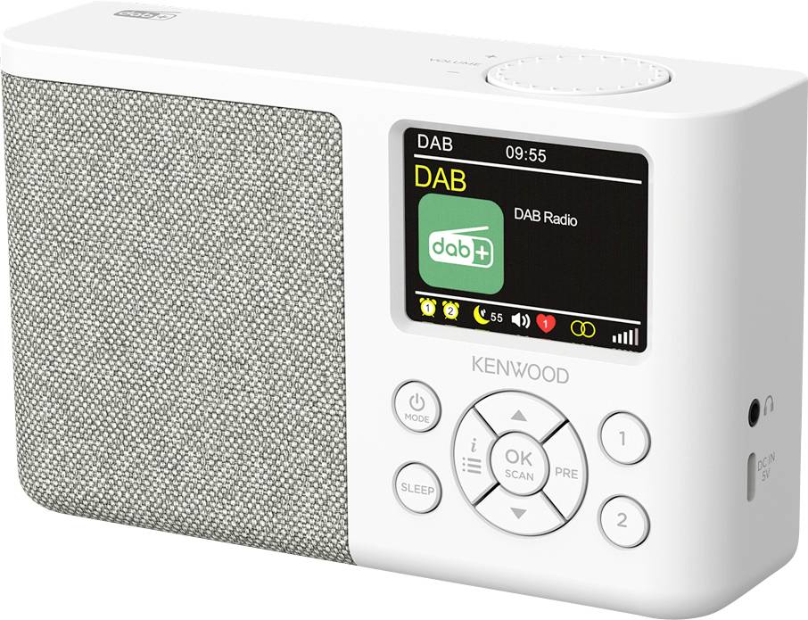 Bílé rádio Kenwood s DAB+ s textilním potahem reproduktoru a digitálním displejem zobrazujícím nápis 'DAB Radio'. Ovládací tlačítka jsou umístěna pod obrazovkou.