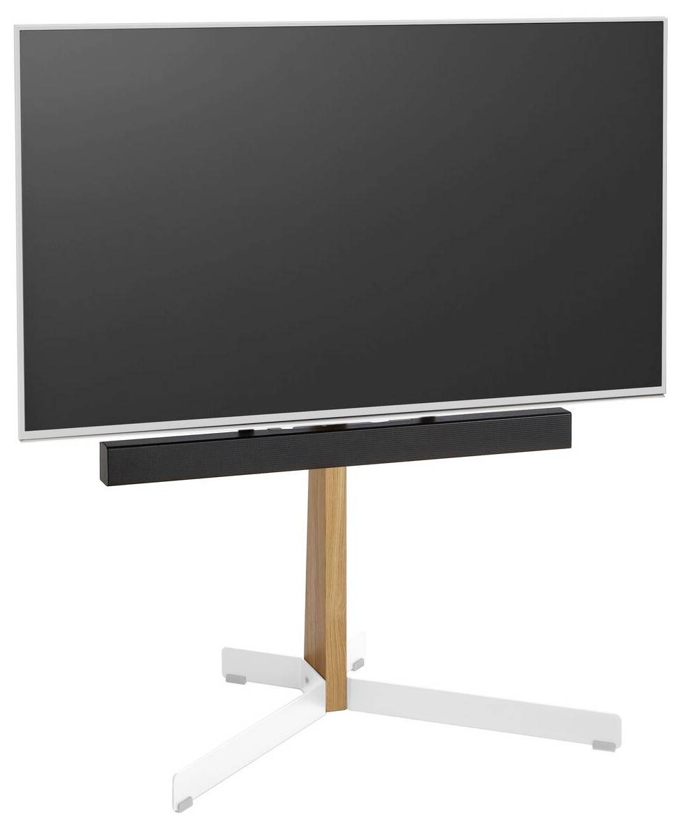Moderní plochá televize na minimalistickém stojanu s připojeným soundbarem umístěným níže. Stojan je vyroben z dřeva a bílého kovu.