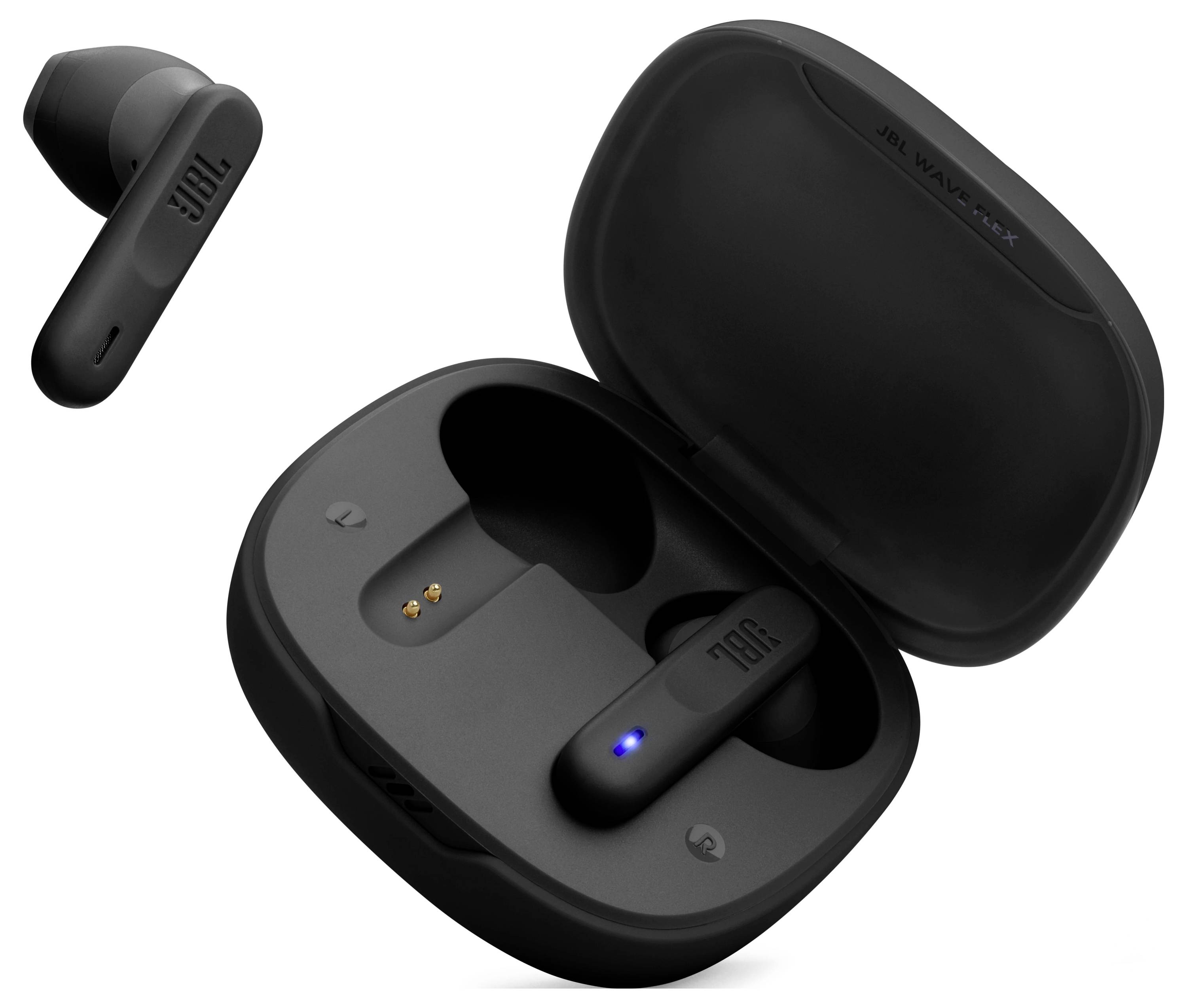 Černé bezdrátové sluchátka v nabíjecím pouzdře, jedna sluchátka jsou zobrazena odděleně, zvýrazňující elegantní design a značku 'JBL'.