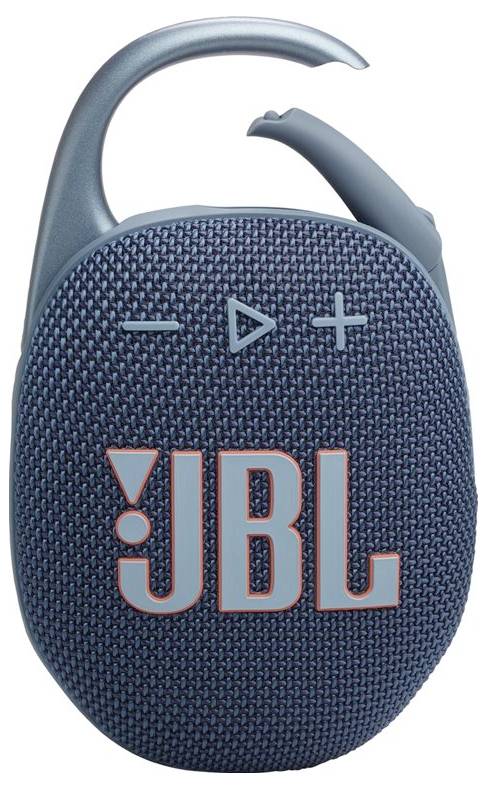 Modrý přenosný reproduktor JBL s Bluetooth, který má tkaný povrch, s ovládacími tlačítky pro hlasitost a přehrávání na přední straně a karabinou pro připevnění nahoře.