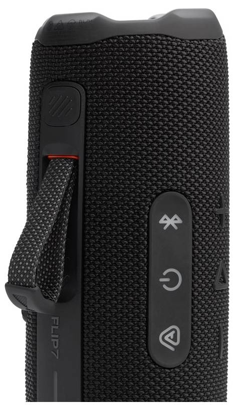 Detailní záběr přenosného Bluetooth reproduktoru s tkaným povrchem, na němž jsou zřetelně viditelné popruh, napájecí, Bluetooth a ovládací tlačítka.
