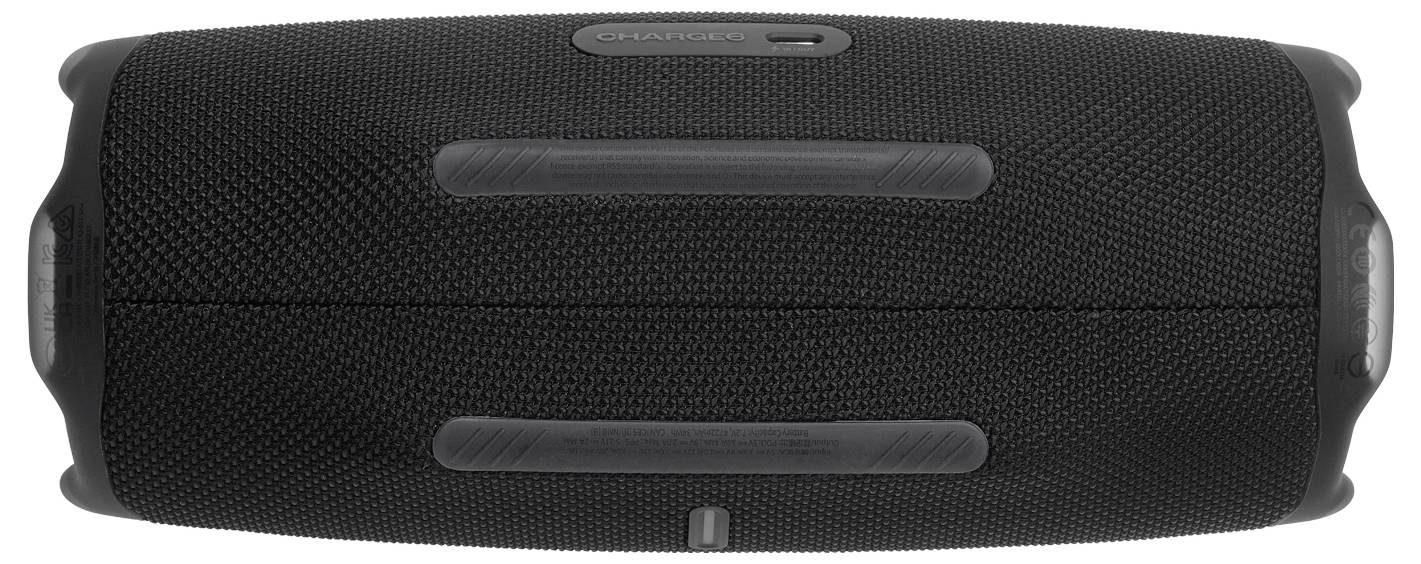 Černý přenosný bluetooth reproduktor s texturovaným povrchem, dvěma gumovými úchyty a oranžovým logem na horním panelu, pohled shora.