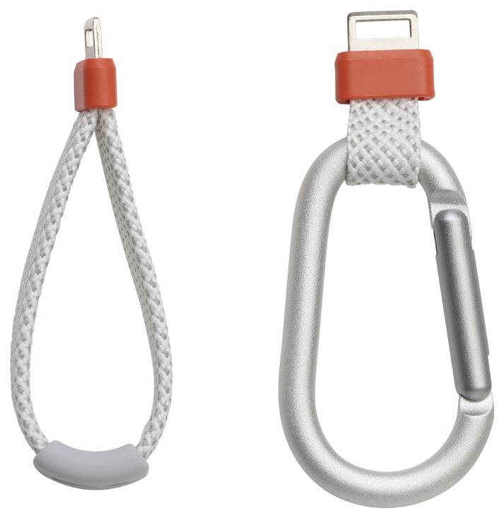 Dva šedé a bílé USB nabíjecí kabely s oranžovými akcenty. Jeden má smyčku na klíče a druhý je vybaven karabinou.