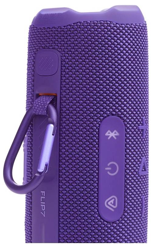 Fialový Bluetooth reproduktor s texturovaným povrchem a karabinou na straně. Jsou viditelná tlačítka pro zapnutí, Bluetooth a hlasitost.