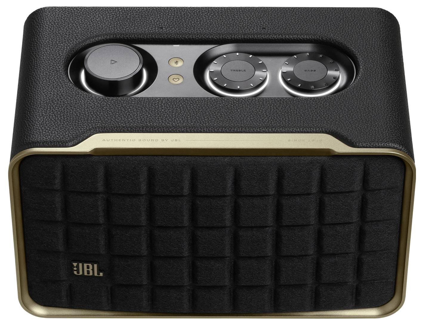 Reproduktor JBL s mřížkovaným předním panelem a mosazným dekorem, vybavený hmatovými tlačítky a ovladači na horní straně pro nastavení a ovládání přehrávání.