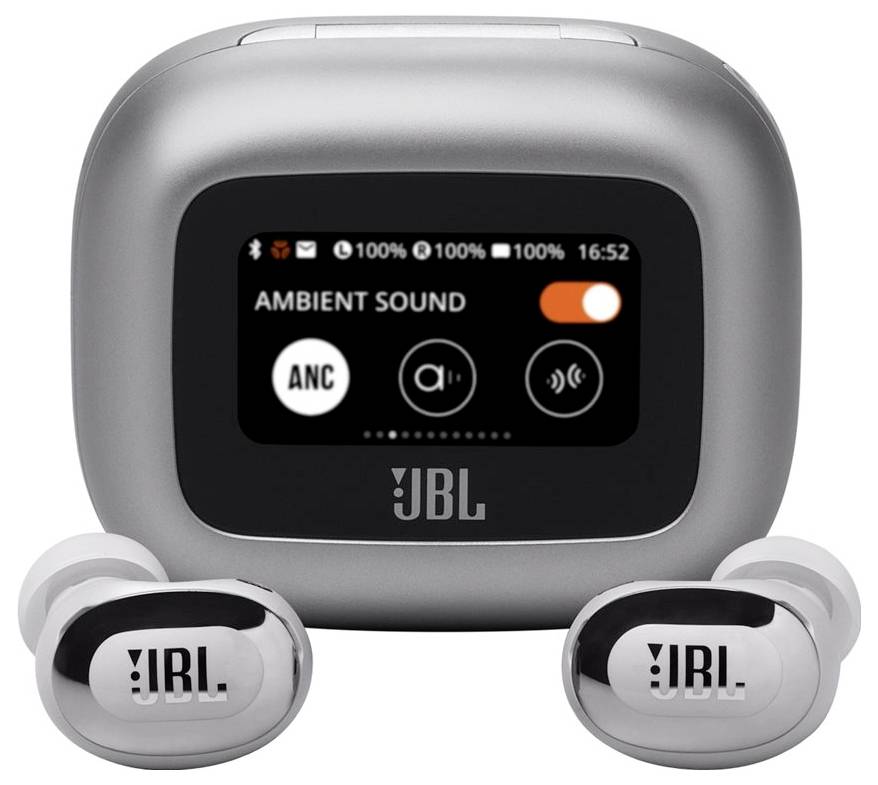 Stříbrné bezdrátové sluchátka JBL s logy na própiscích, zobrazené spolu s jejich pouzdrem, které má obrazovku s nápisem "Ambient Sound" a ovládacími přepínači.