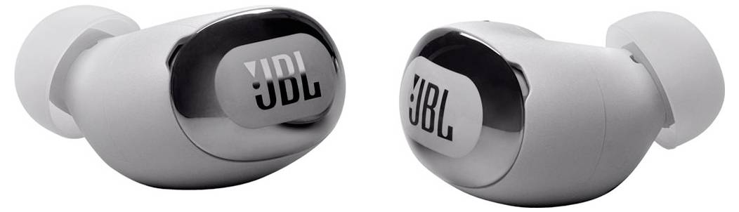 Bílé bezdrátové sluchátka JBL s lesklým povrchem, umístěné pod úhlem zobrazující logo na každém sluchátku, zvýrazňující kompaktní design a identitu značky.