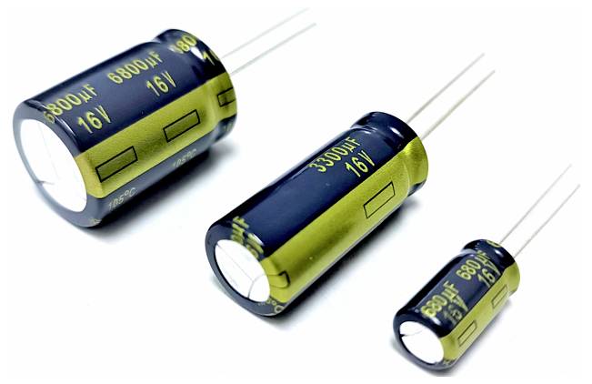 Tři elektrolytické kondenzátory různých velikostí, označené '680μF 16V', '3300μF 16V' a '330μF 16V', uspořádané v pořadí od největšího po nejmenší.