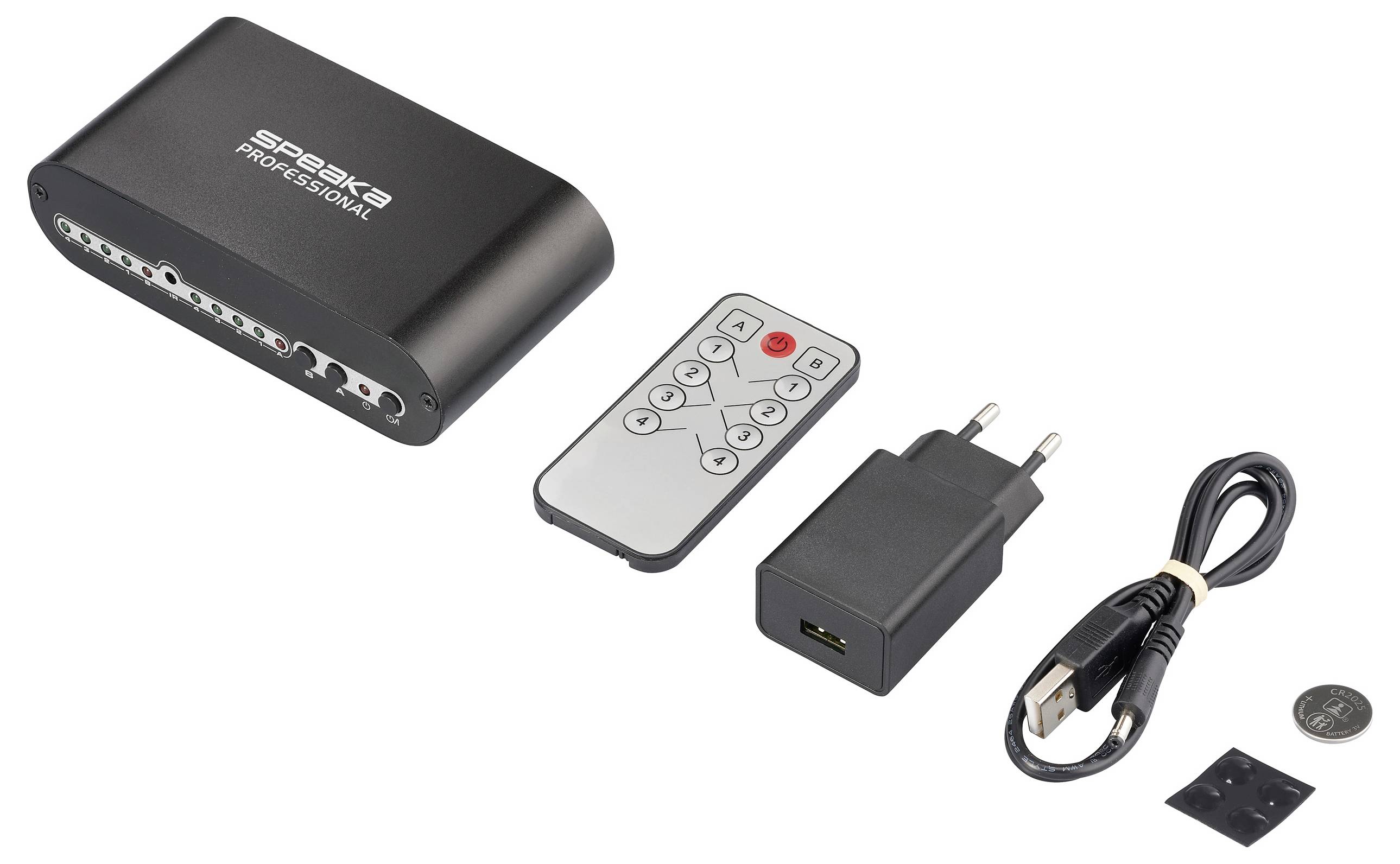 Černý video konvertor s více porty, dálkovým ovladačem, USB adaptérem napájení, USB kabelem a malou baterií v balení.