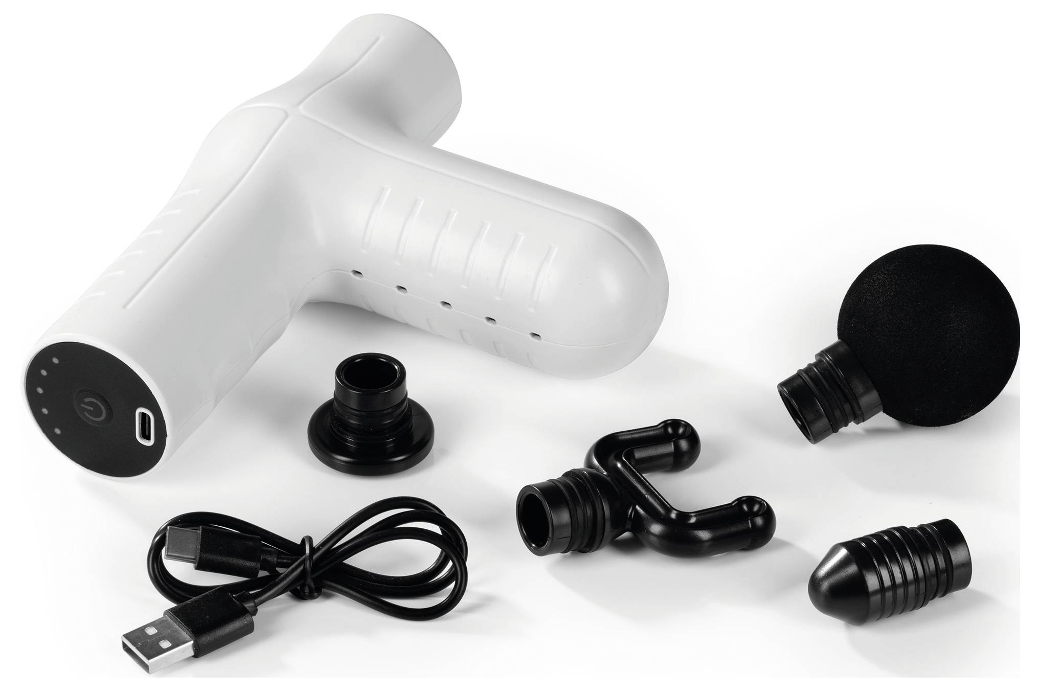 Bílá masážní pistole s ergonomickým designem, USB nabíjecí kabel a čtyři vyměnitelné hlavice pro různé masážní potřeby.