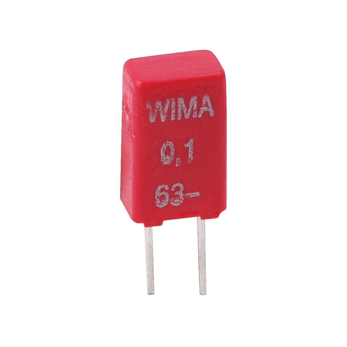 Červený obdélníkový kondenzátor s potiskem 'WIMA 0.1 63-', který má dva kovové vývody pro připojení do elektronického obvodu.