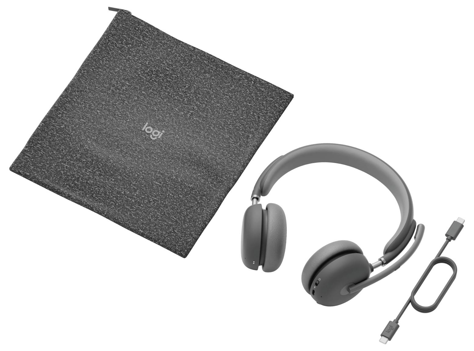 Headset s mikrofonem, odpojitelným kabelem a úložným pouzdrem, vše v tmavě šedé barvě. Vhodné pro použití s telefony a počítači.