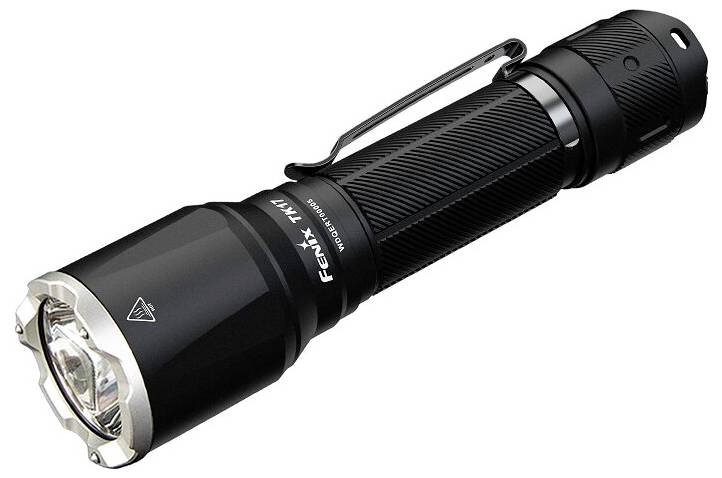 Černá taktická svítilna s texturovanou rukojetí a kovovým klipem, označená 'Fenix TK11.'