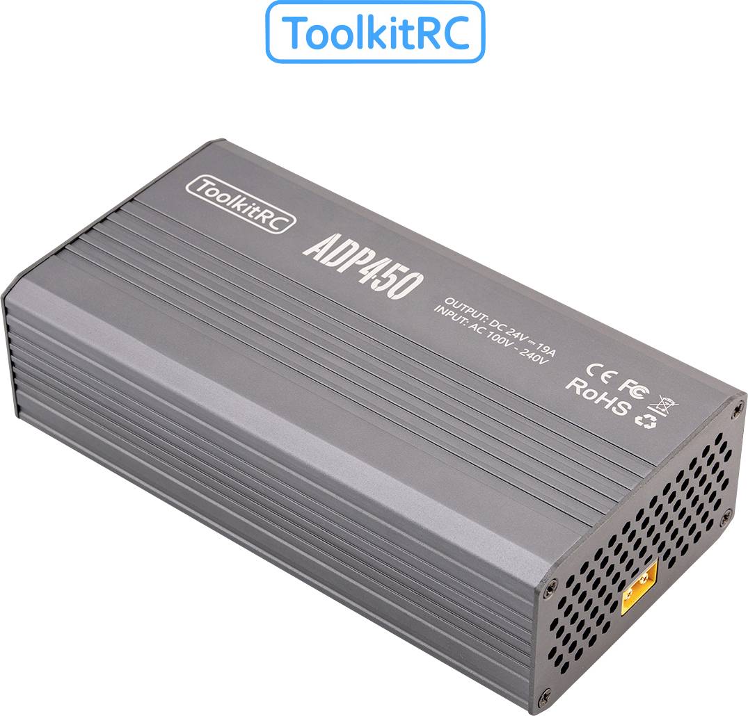 Šedý napájecí zdroj ToolkitRC ADP450. Vlastnosti zahrnují 'Výstup DC 24V 15A', 'Vstup AC 100V-240V'. Viditelné bezpečnostní a certifikační symboly.