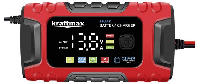 Červená a černá nabíječka baterií 'kraftmax SMART BATTERY CHARGER', zobrazující hodnotu 13,8 V. Tlačítka a indikátory stavu nabíjení jsou umístěny na přední straně.
